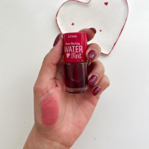 تینت لب مایع اتود هاوس با رنگ طبیعی و بافت سبک روی لب