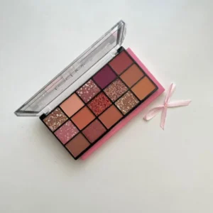 سایه چشم مخملی با رنگ غنی و ماندگاری بالا، مناسب آرایش روزانه و مجلسی